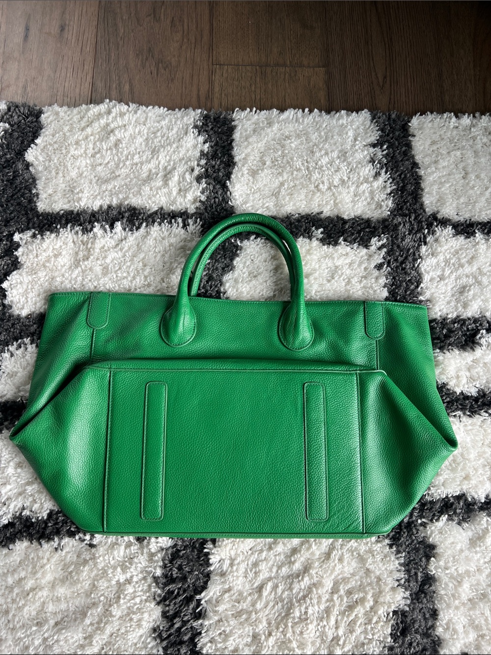 Beck Medium Classic Tote in Envy / Kelly Green great condition - Picture 3 of 7